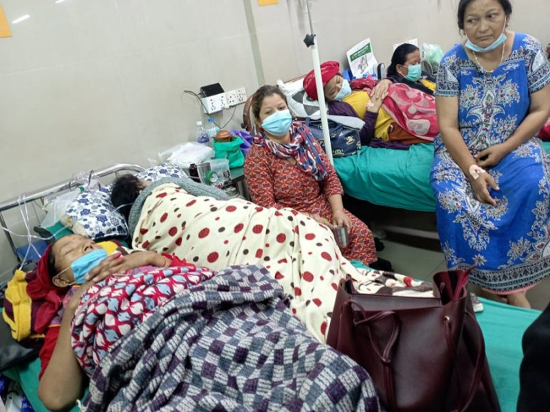 शिक्षण अस्पतालमा बिरामीको चाप: एउटै बेडमा तीन जना बिरामी